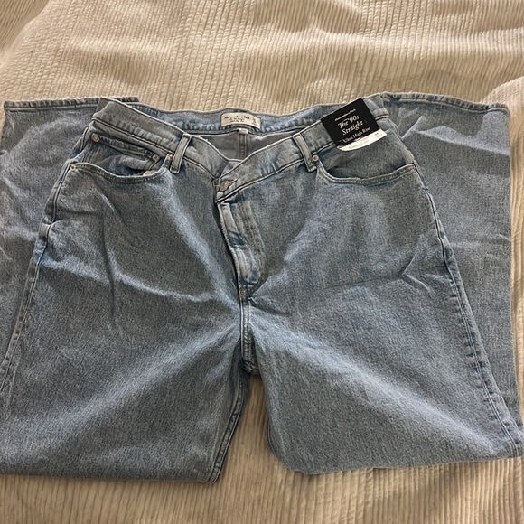 Curve Love Ultra High Rise 90s Straight Jean, Light with Criss-Cross Waistband - Picture 4 of 7